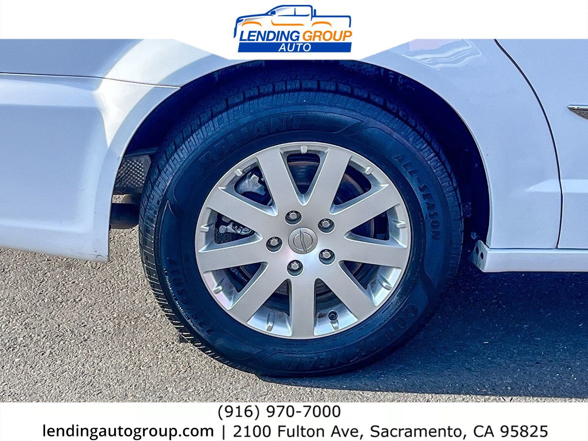 Used 2016 Chrysler Town & Country Touring image 10