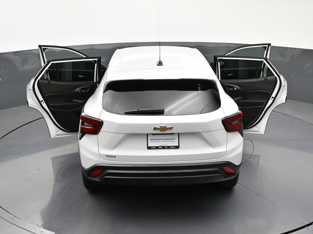 Used 2024 Chevrolet Trax LS FWD image 36