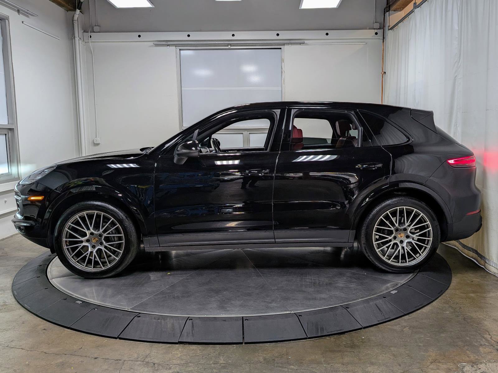 Used 2023 Porsche Cayenne Platinum Edition image 6