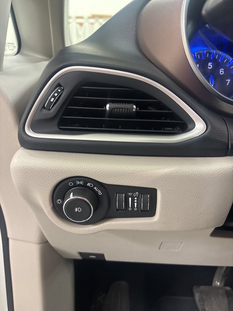 Used 2018 Chrysler Pacifica Touring-L w/ Tire & Wheel Group FWD image 12