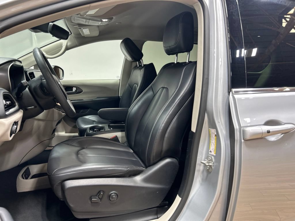 Certified 2023 Chrysler Pacifica Touring-L FWD image 21