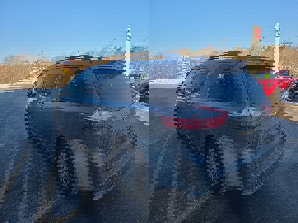 Used 2019 Toyota Sienna XLE w/ XLE Navigation Package image 7