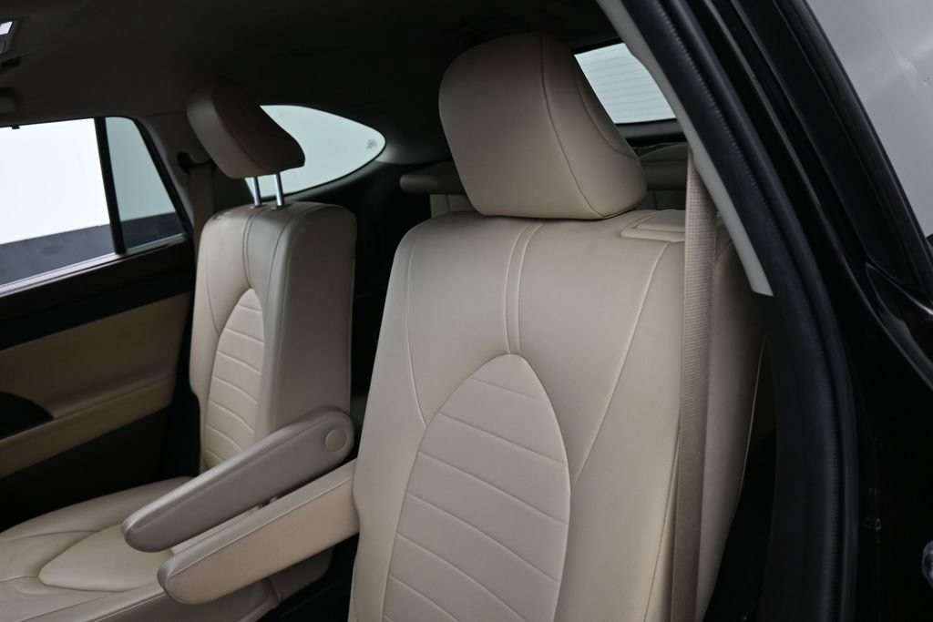 Used 2022 Toyota Highlander XLE FWD image 31