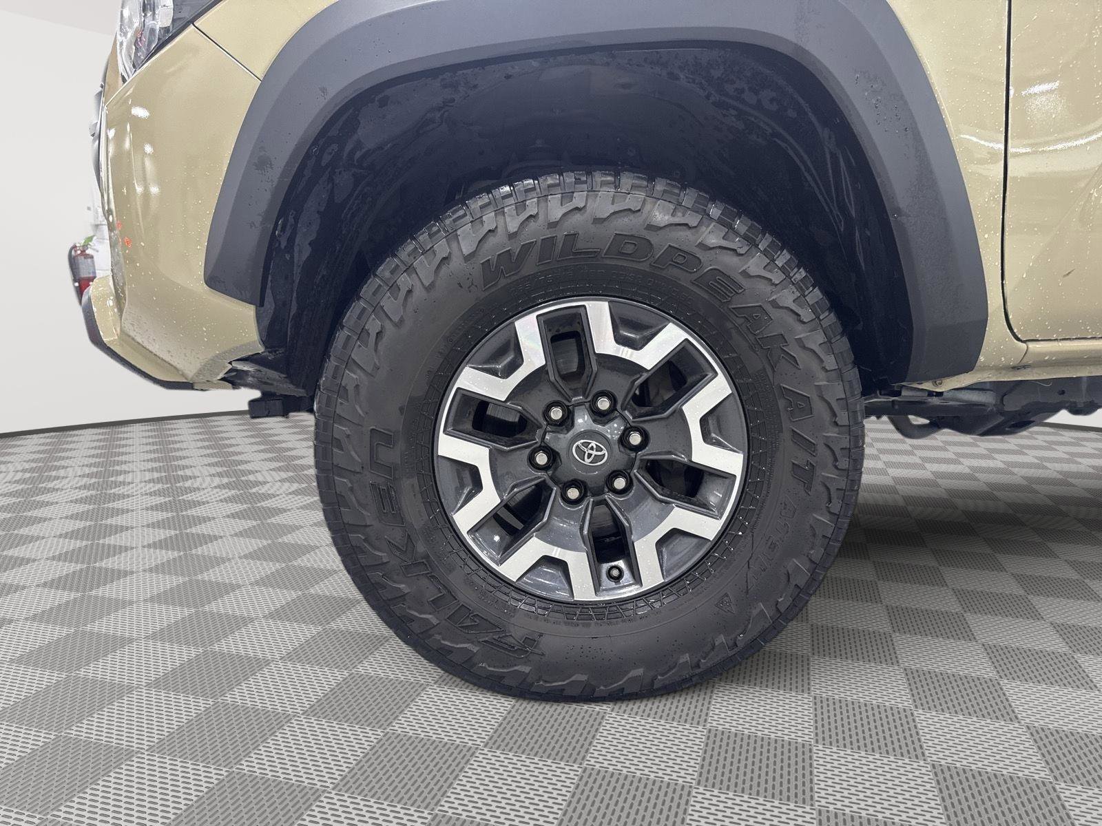 Used 2018 Toyota Tacoma TRD Off-Road w/ Technology Package AWD/4WD image 4