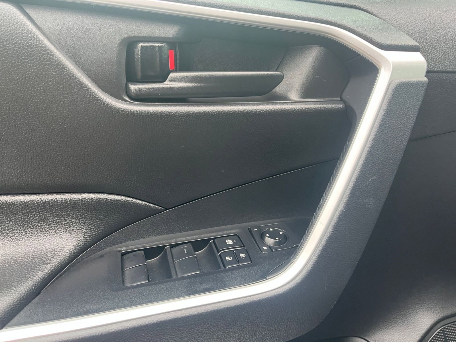 Used 2025 Toyota RAV4 LE image 20