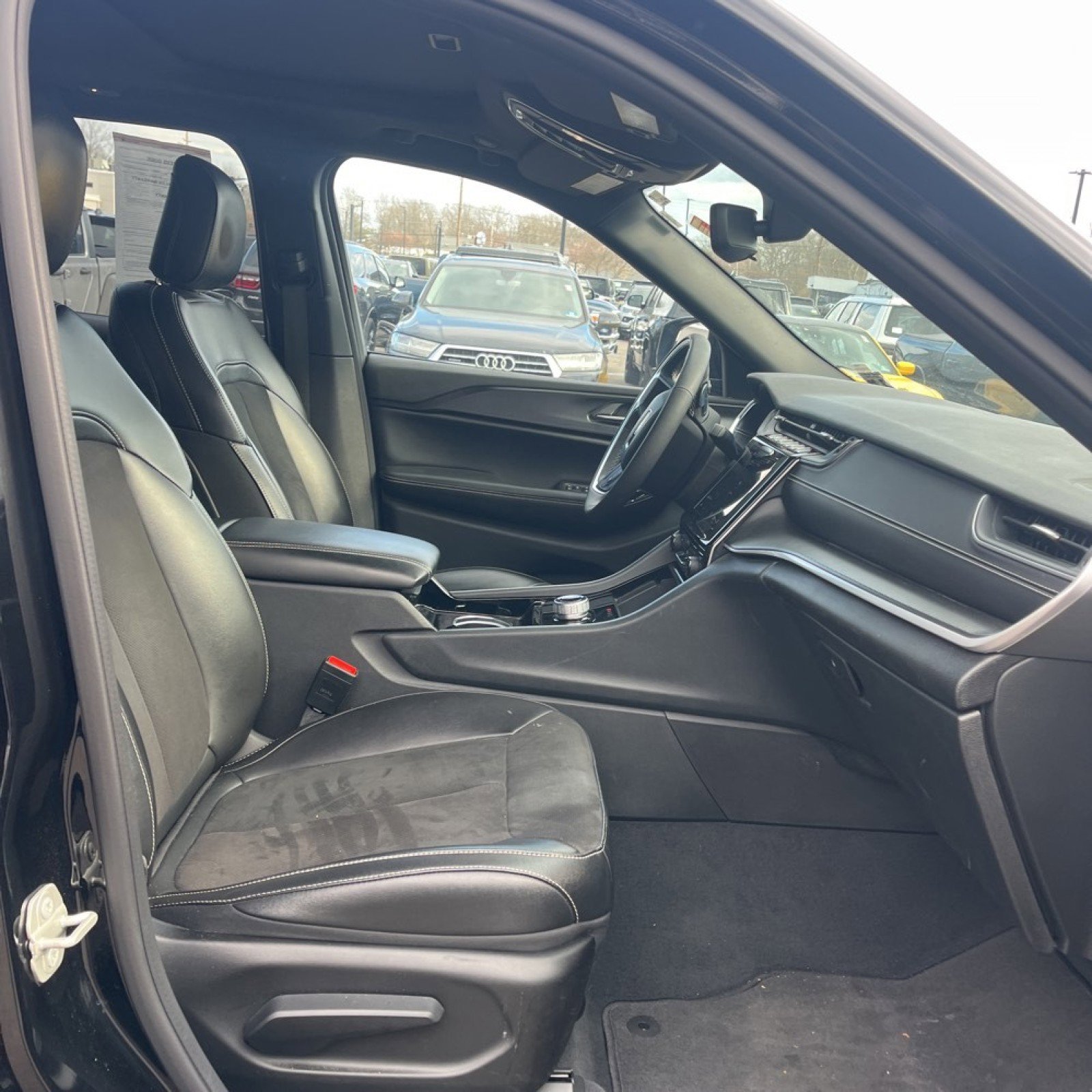 Used 2023 Jeep Grand Cherokee Altitude image 11