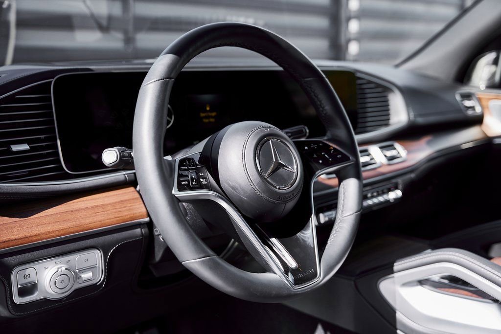 Used 2025 Mercedes-Benz Maybach GLS 600 4MATIC image 39