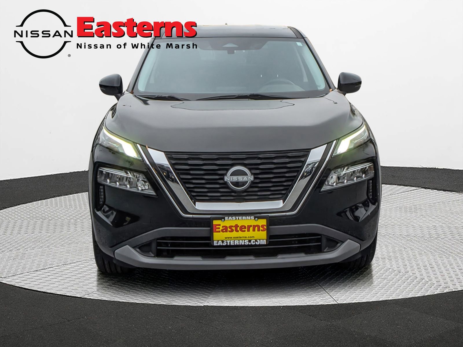Used 2022 Nissan Rogue SV image 2