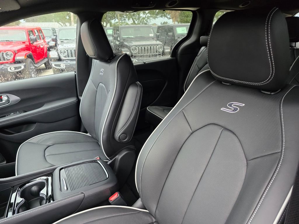 New 2026 Chrysler Pacifica Limited w/ S Appearance Package FWD image 17