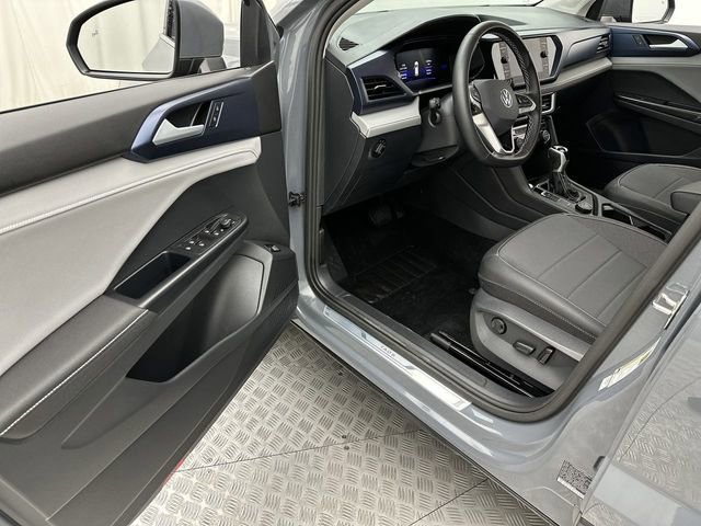 Certified 2024 Volkswagen Taos SE image 11