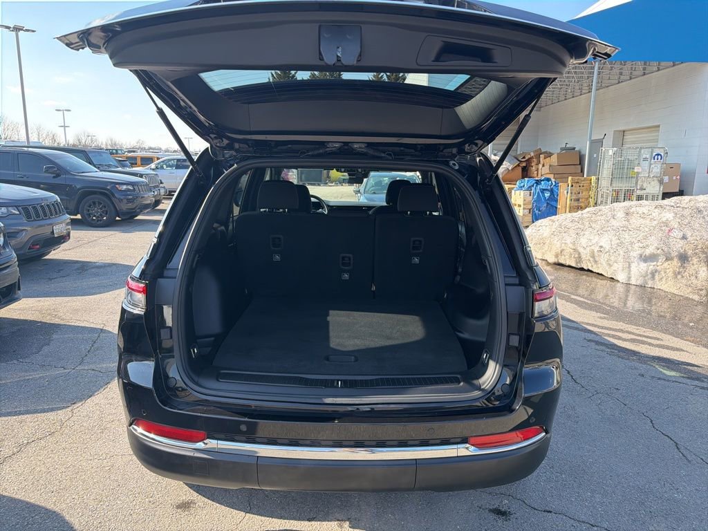 Used 2025 Jeep Grand Cherokee Laredo image 13