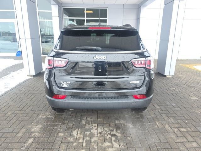 Used 2023 Jeep Compass Latitude image 3