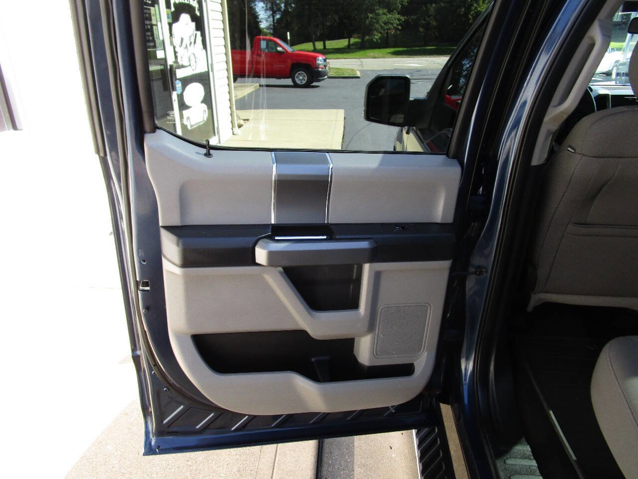 Used 2017 Ford F150 XLT w/ Equipment Group 302A Luxury image 26