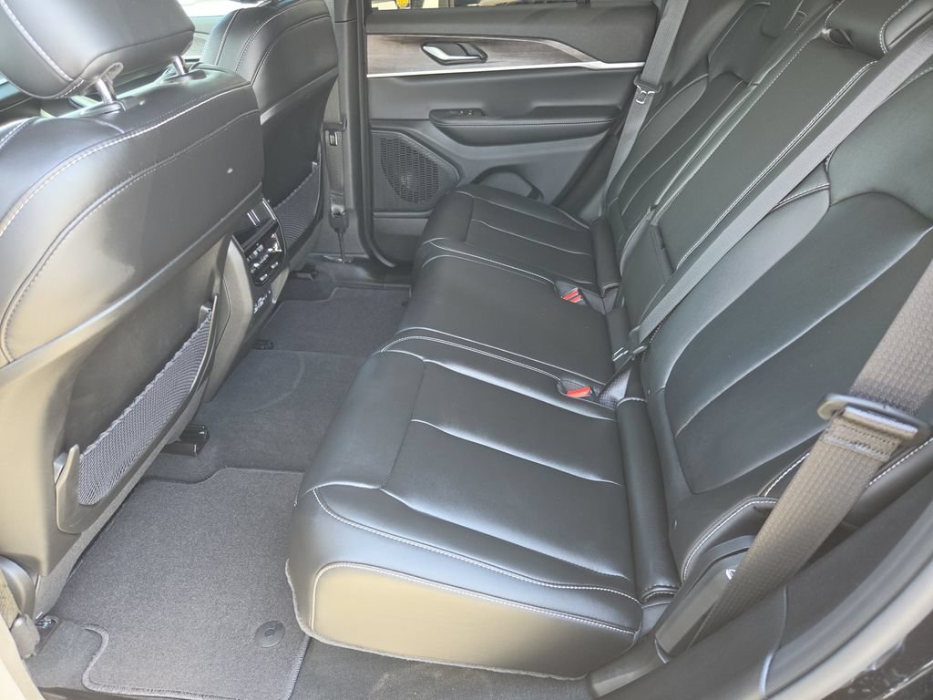 Used 2025 Jeep Grand Cherokee Limited AWD/4WD image 14