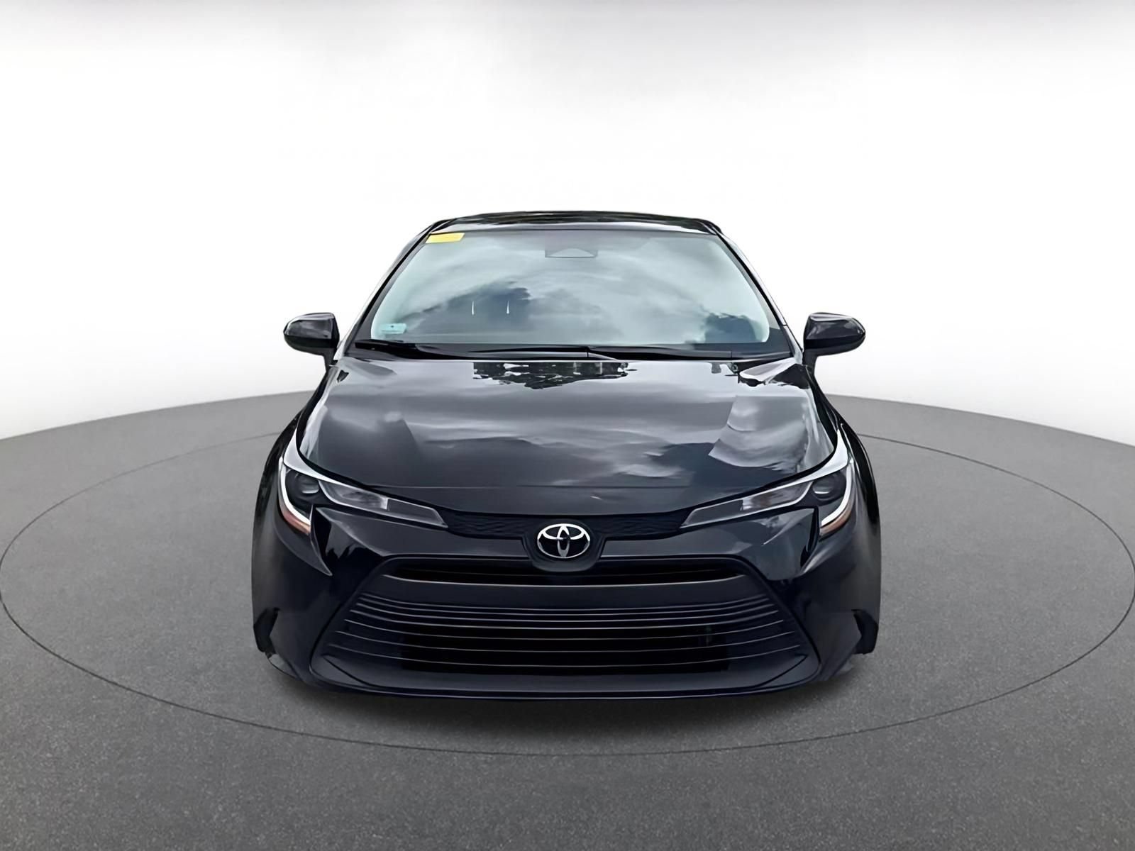 Used 2025 Toyota Corolla LE FWD image 4
