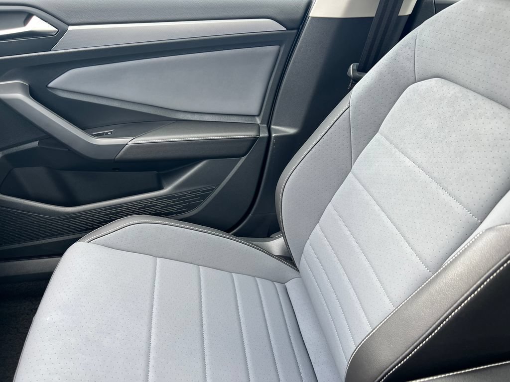 Used 2025 Volkswagen Jetta SE FWD image 26