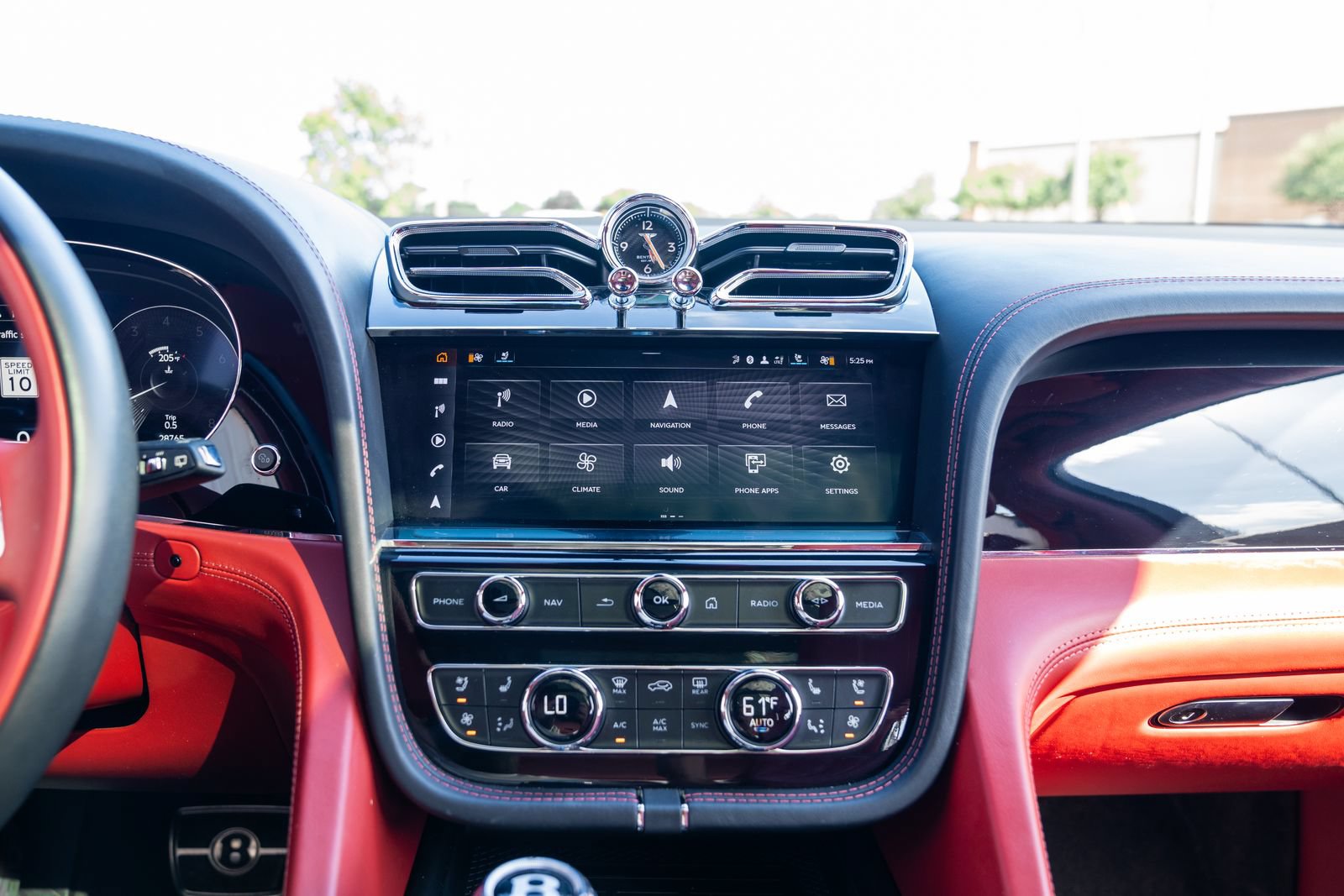 Used 2021 Bentley Bentayga AWD/4WD image 94