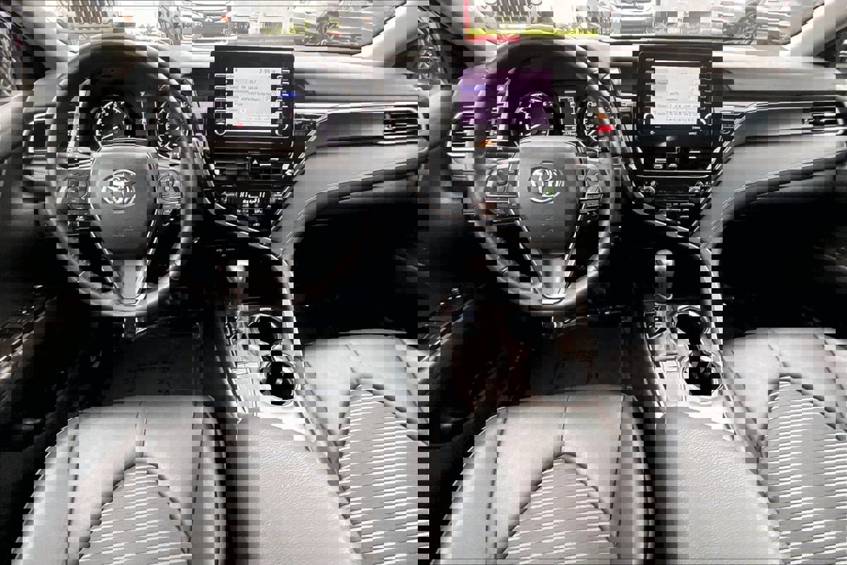 Used 2024 Toyota Camry SE image 11