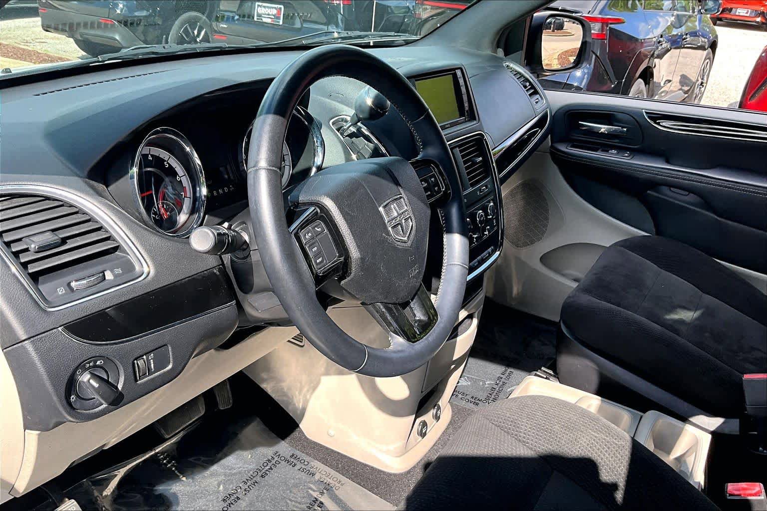 Used 2016 Dodge Grand Caravan SE FWD image 17