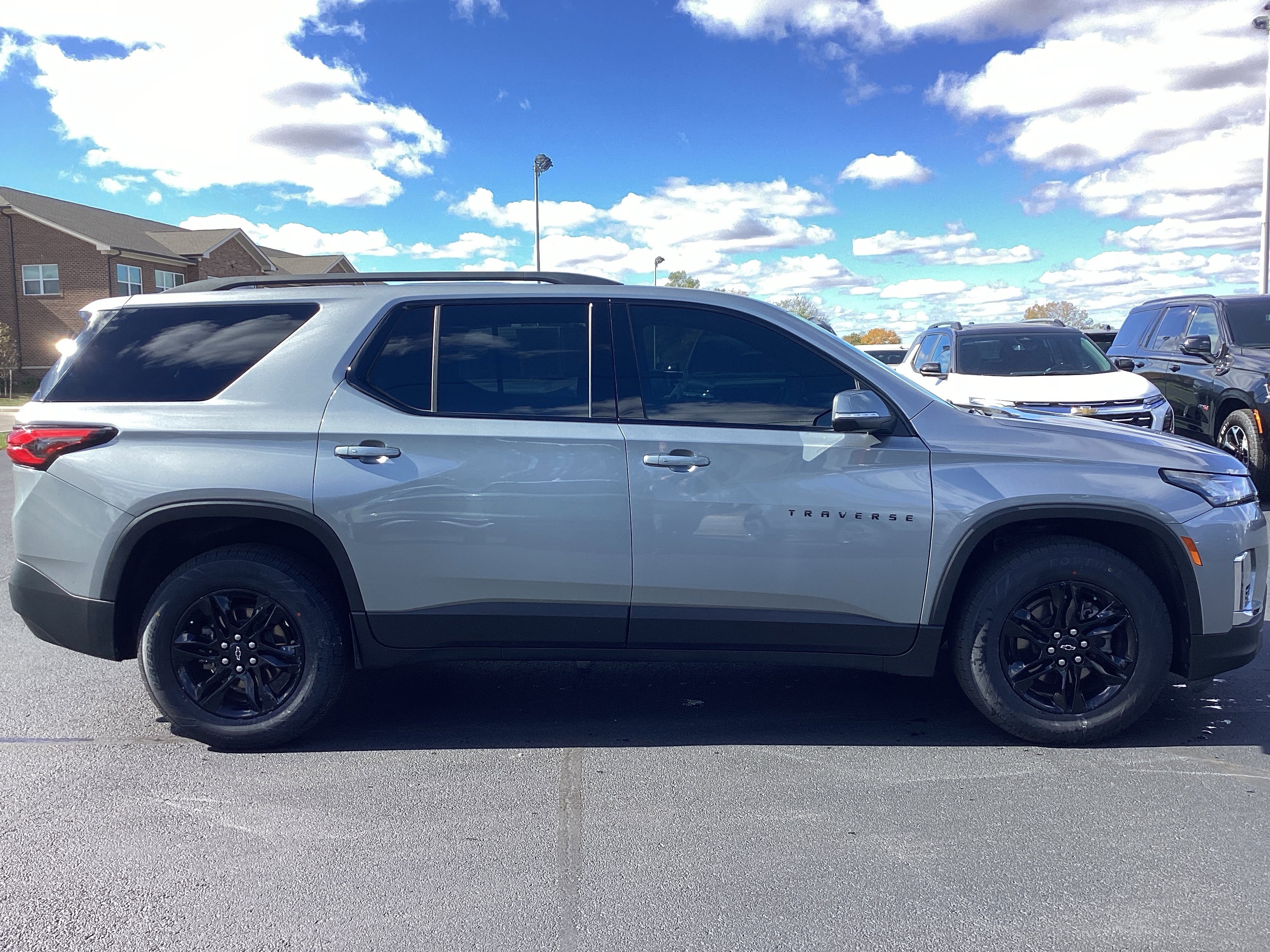Used 2023 Chevrolet Traverse LT image 7