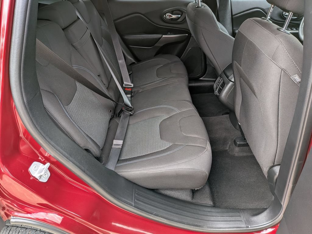 Used 2019 Jeep Cherokee Latitude w/ Popular Appearance Group FWD image 17