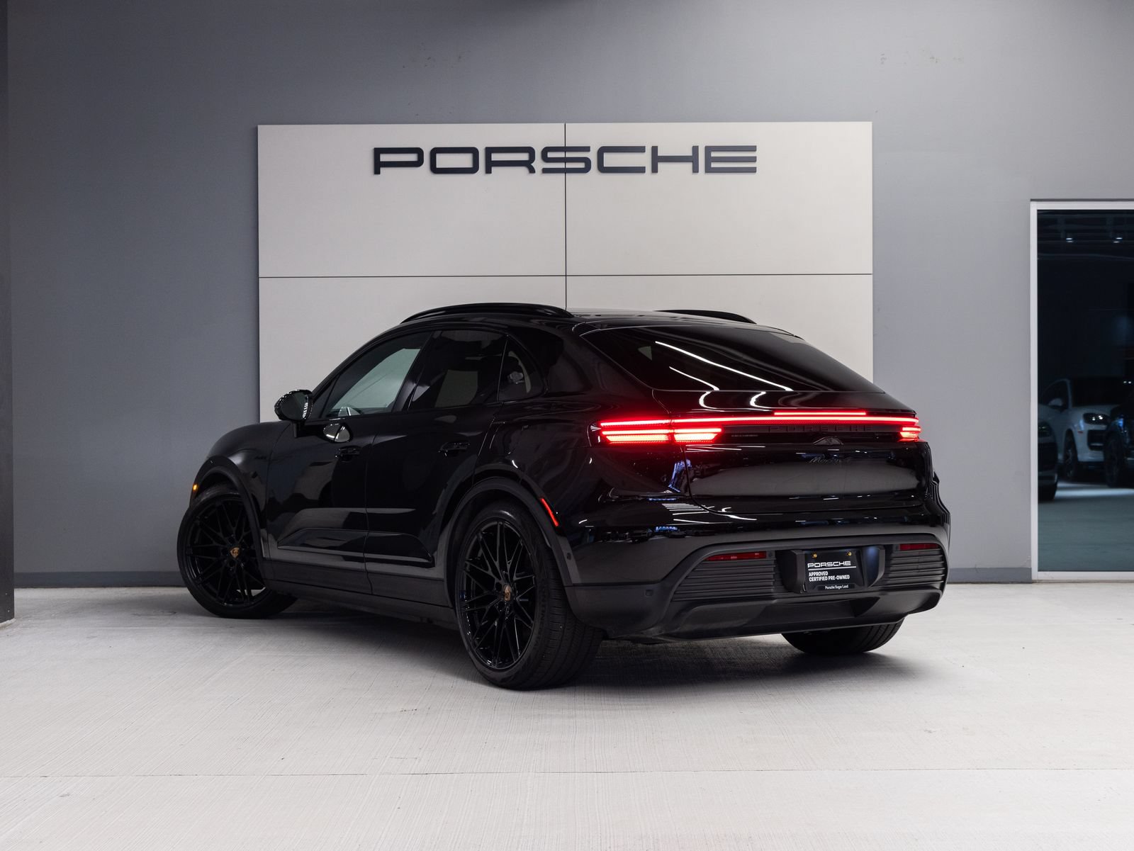 Certified 2025 Porsche Macan 4 Electric AWD/4WD image 3