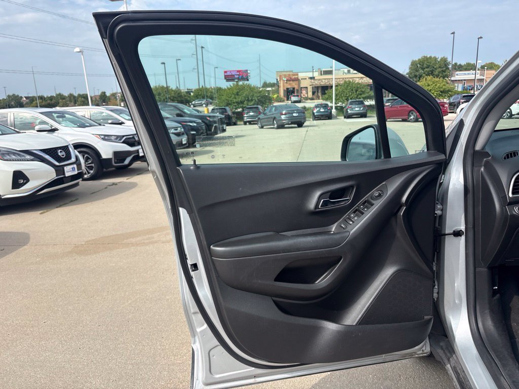 Used 2022 Chevrolet Trax LT w/ LT Convenience Package AWD/4WD image 9