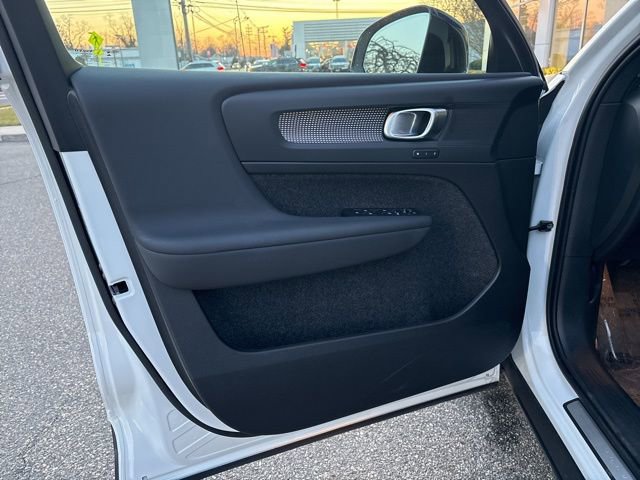 Used 2025 Volvo XC40 B5 Plus AWD/4WD image 17