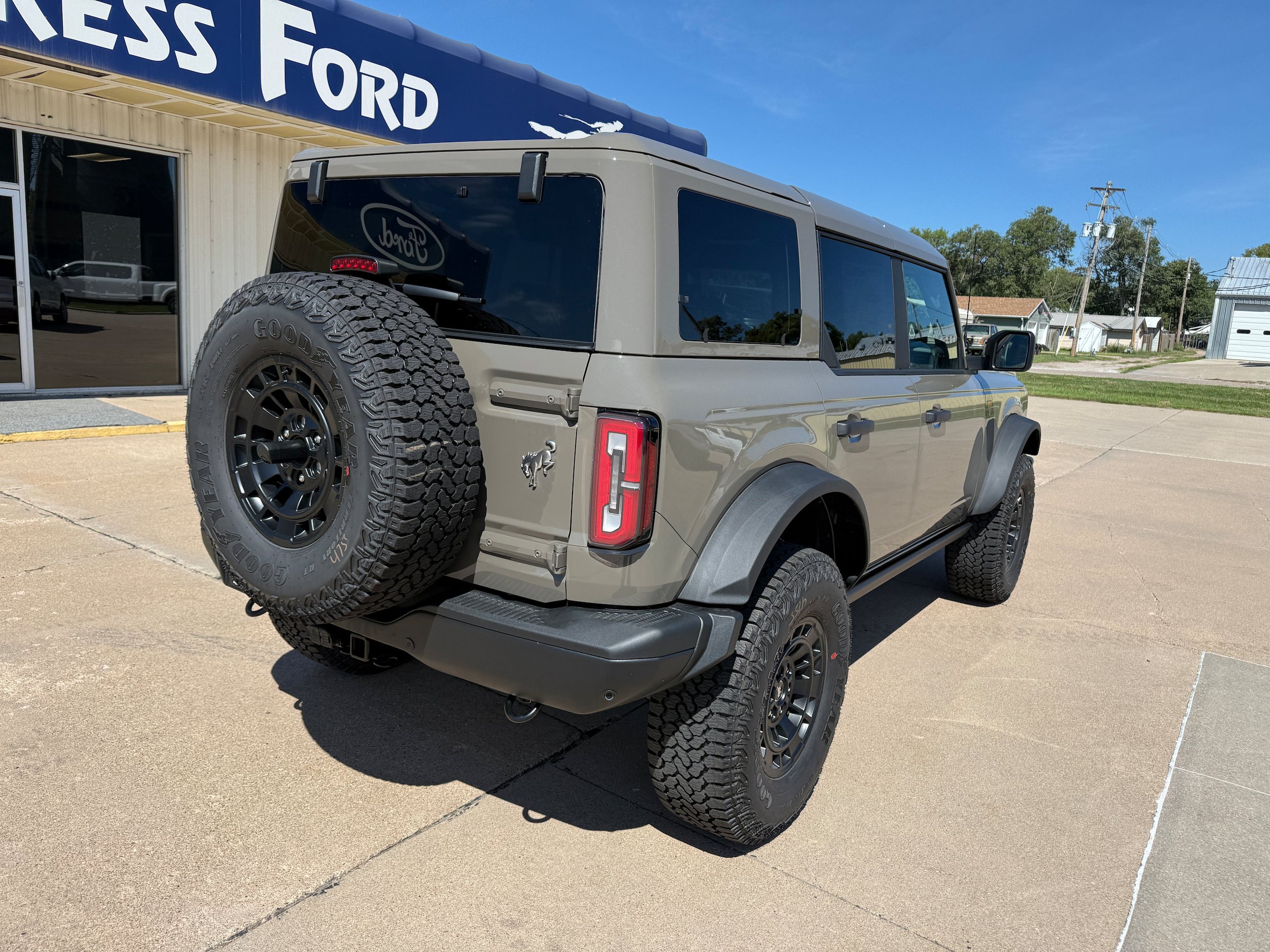New 2026 Ford Bronco Badlands w/ Sasquatch Package AWD/4WD image 3