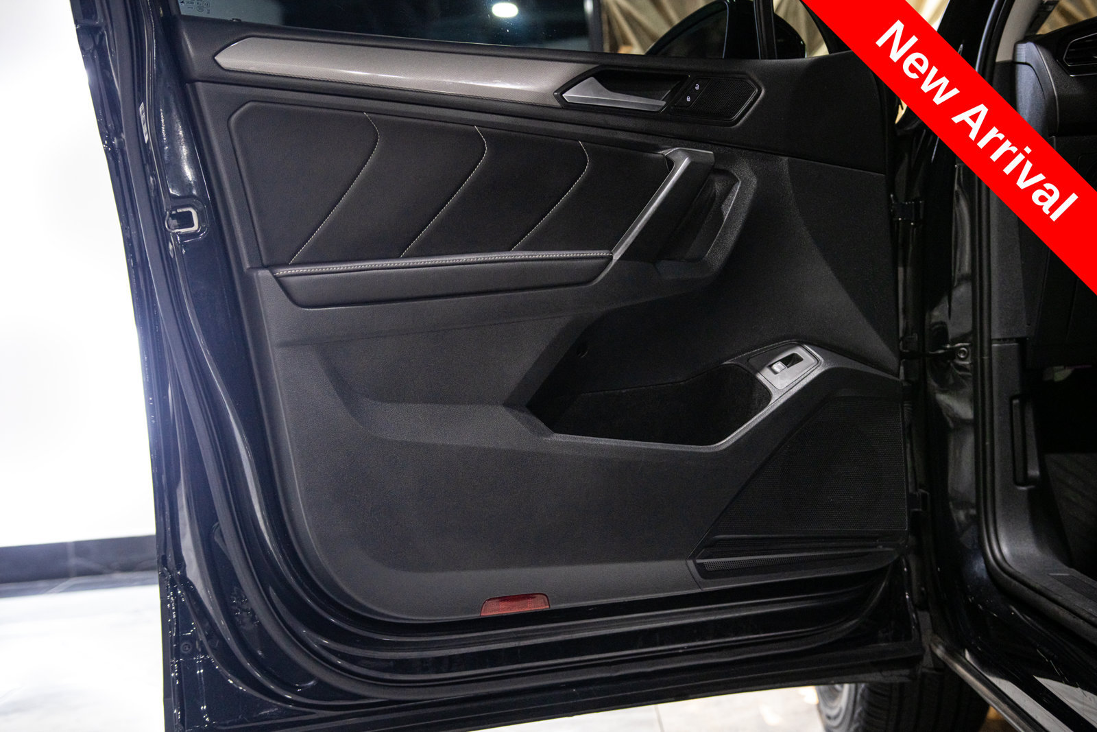 Used 2024 Volkswagen Tiguan SE AWD/4WD image 21
