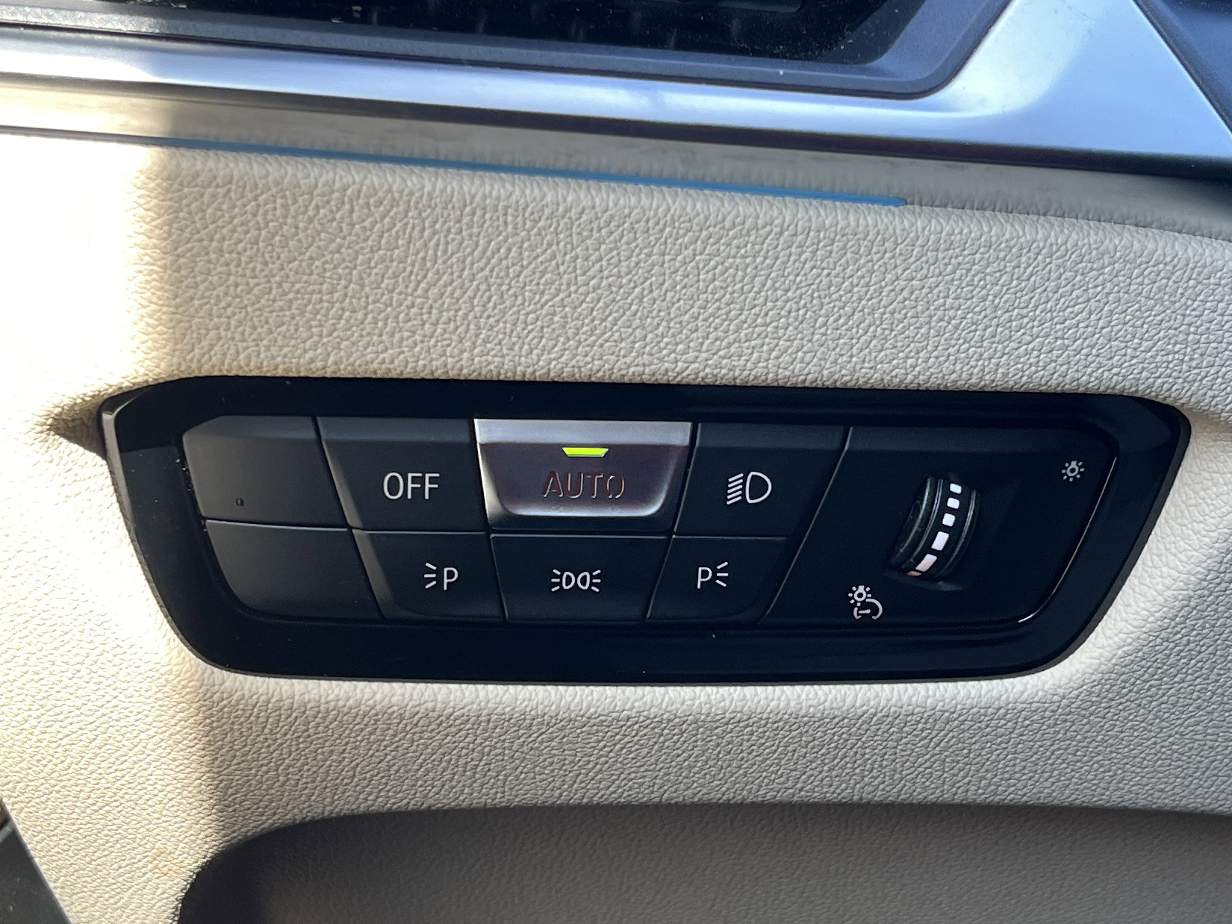 Used 2023 BMW 330i Sedan w/ Premium Package image 14