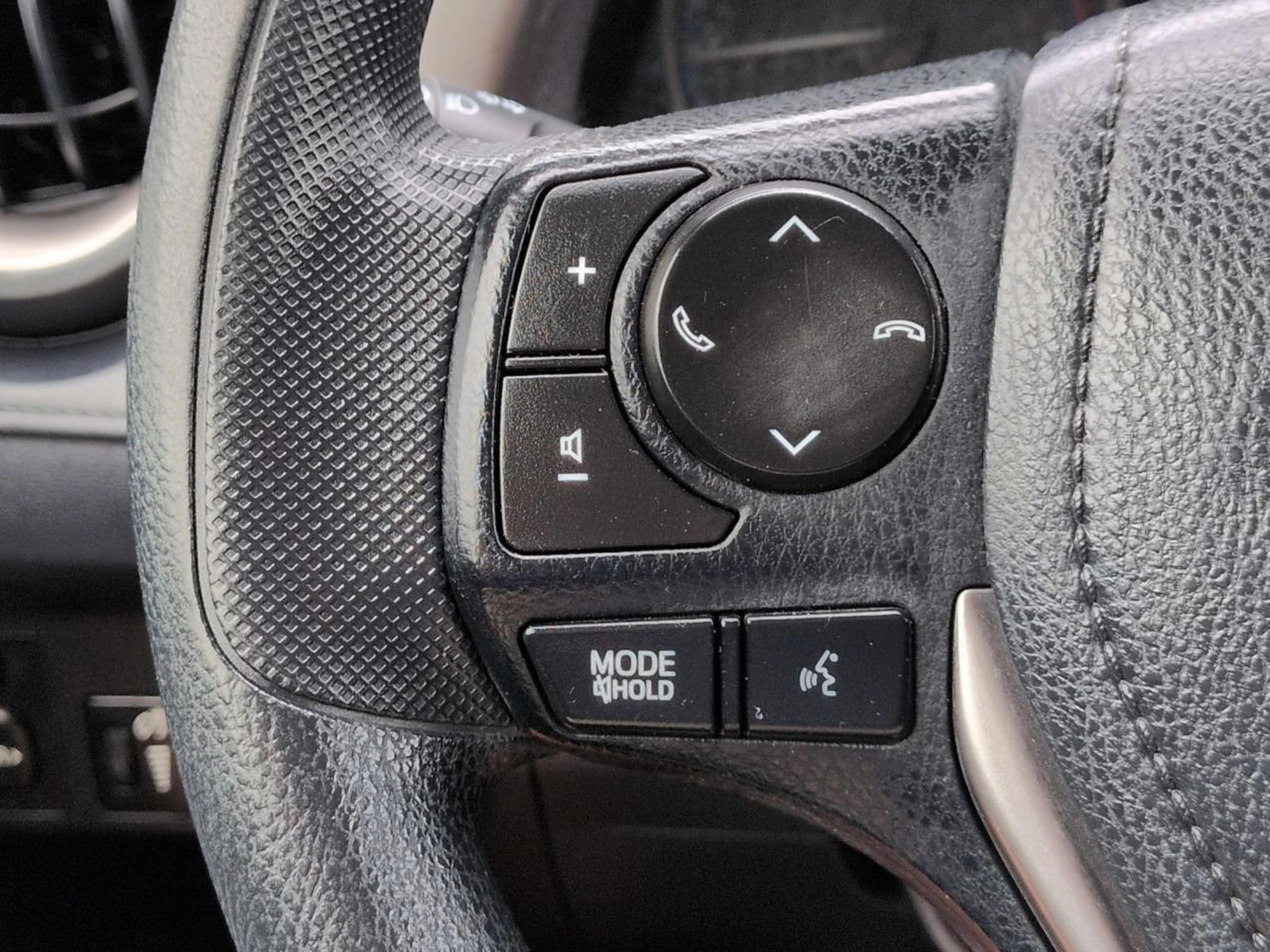 Used 2017 Toyota RAV4 LE FWD image 27