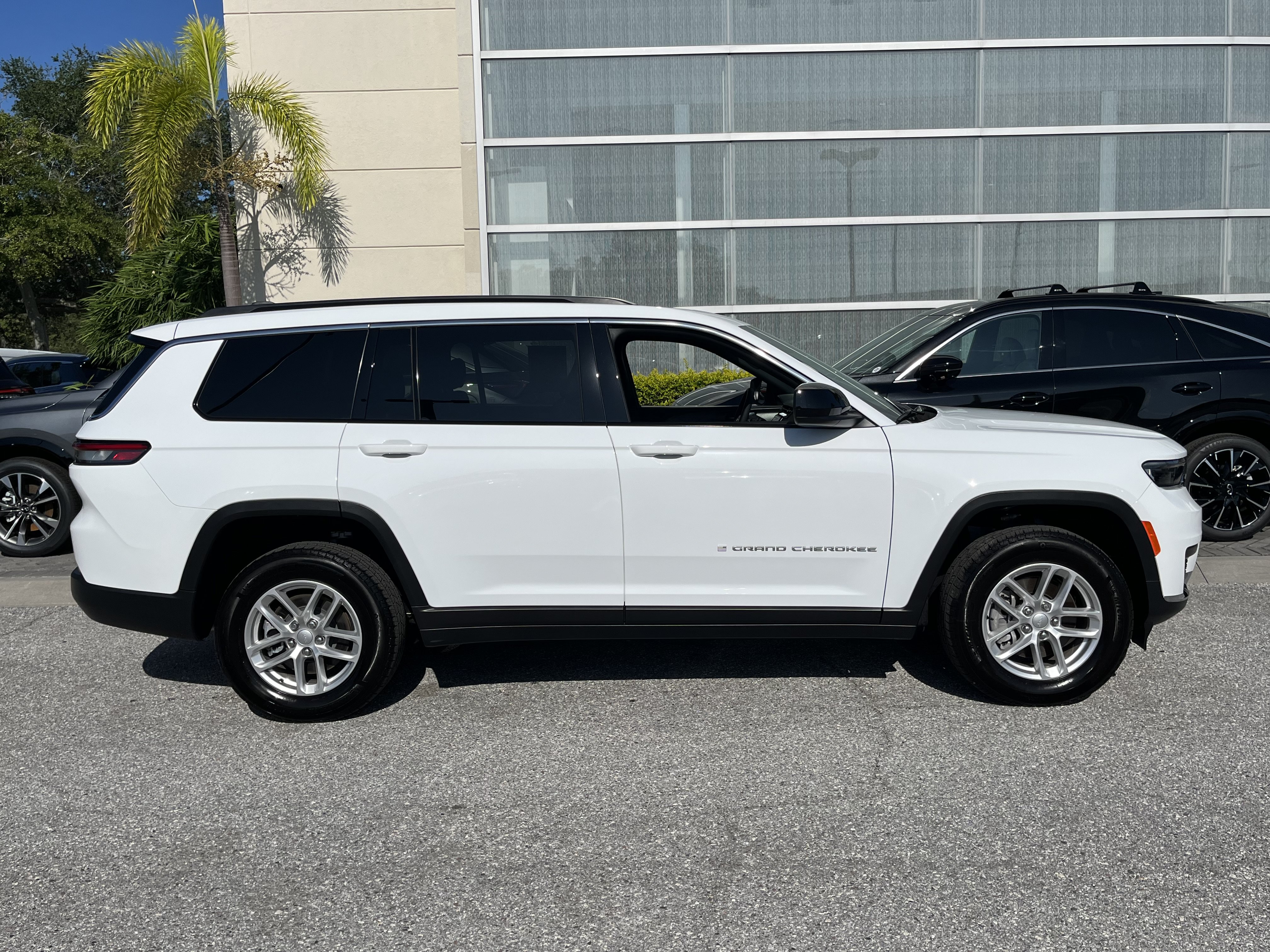 Used 2025 Jeep Grand Cherokee L Laredo AWD/4WD image 11