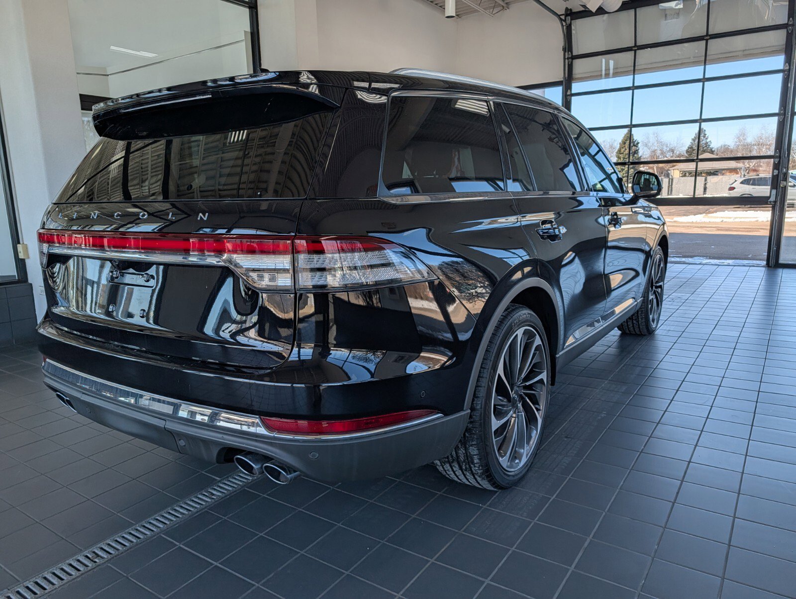 Used 2020 Lincoln Aviator Reserve w/ Equipment Group 202A image 2