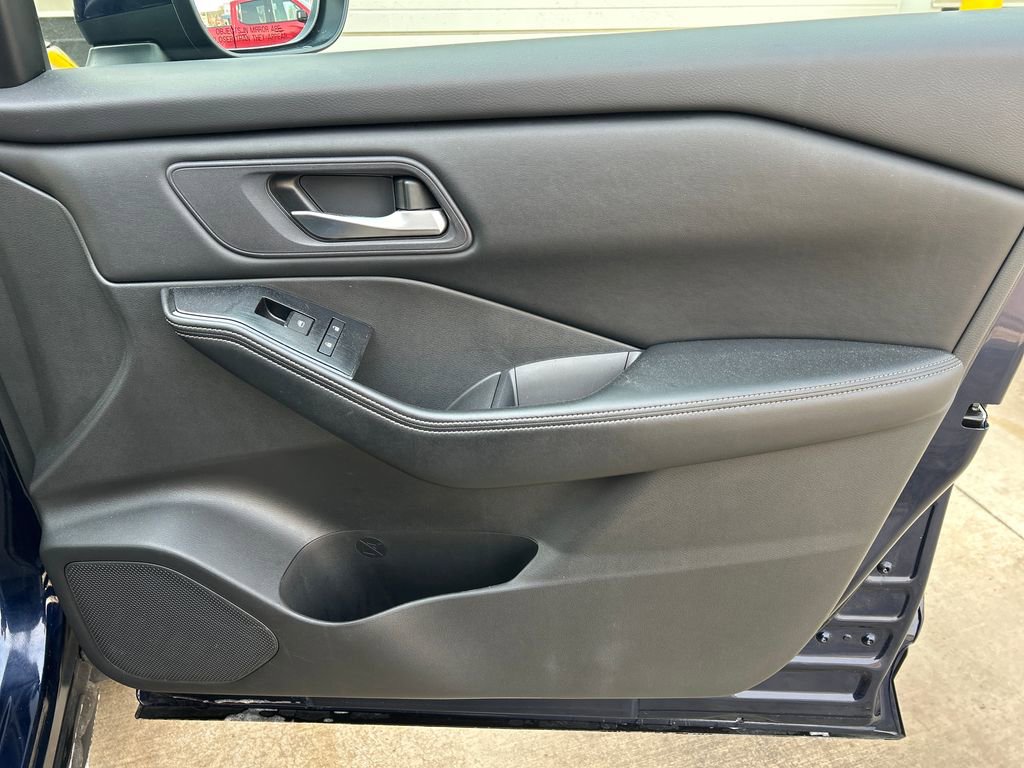 Used 2024 Nissan Rogue SV image 32