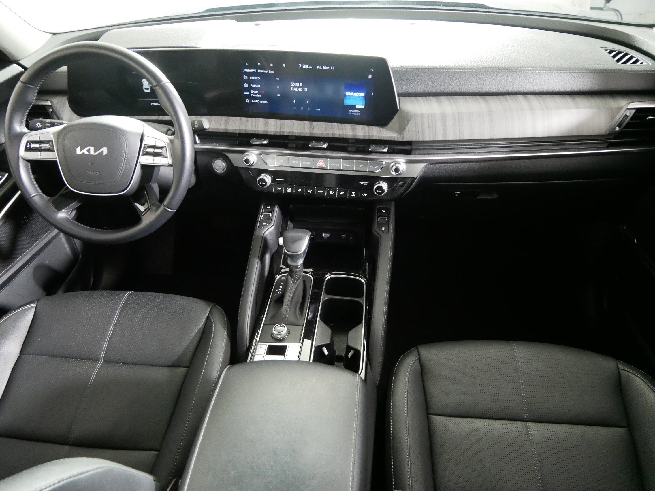 Used 2024 Kia Telluride EX w/ EX Captain's Chair Package image 10