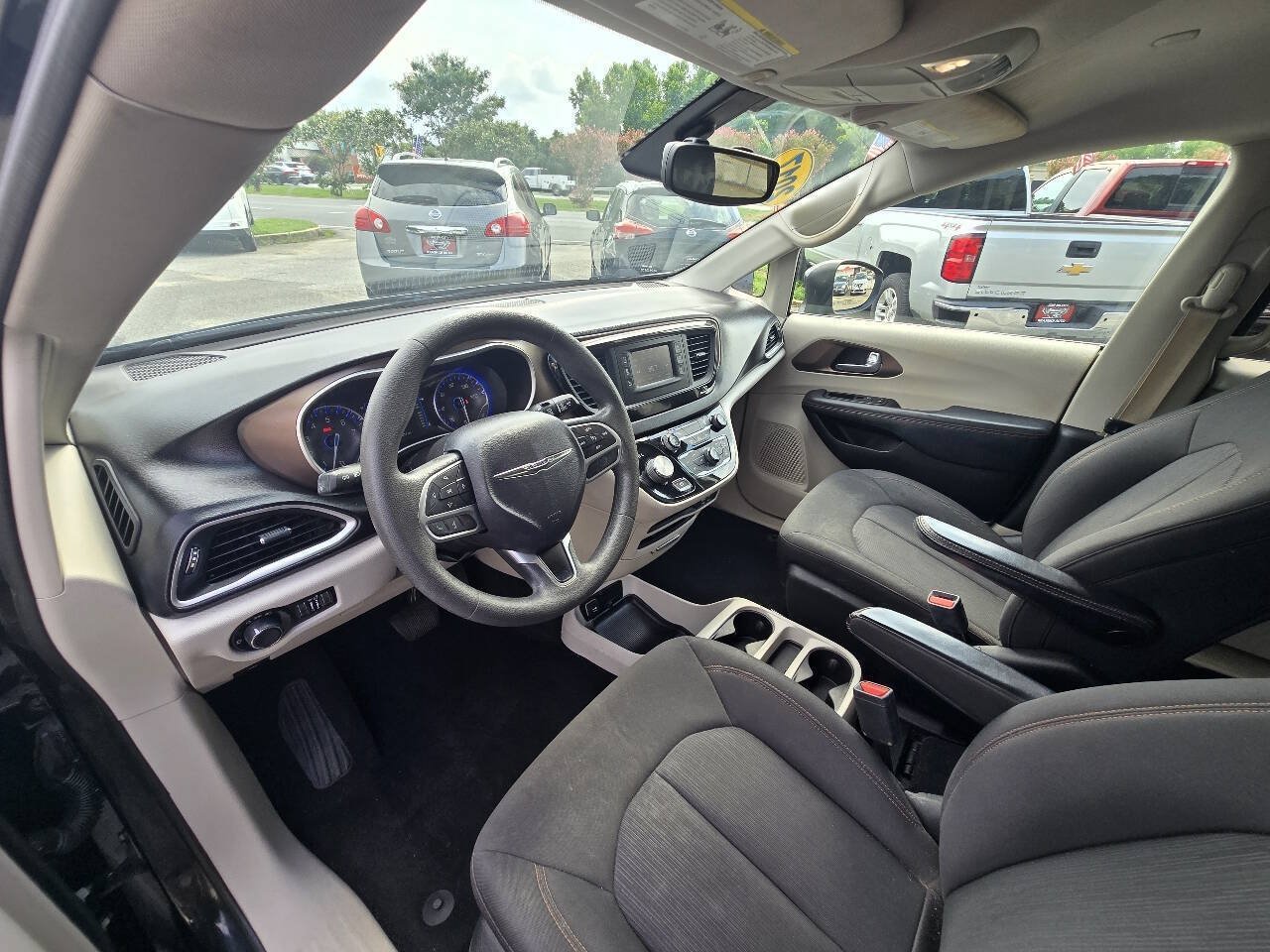 Used 2017 Chrysler Pacifica LX FWD image 21