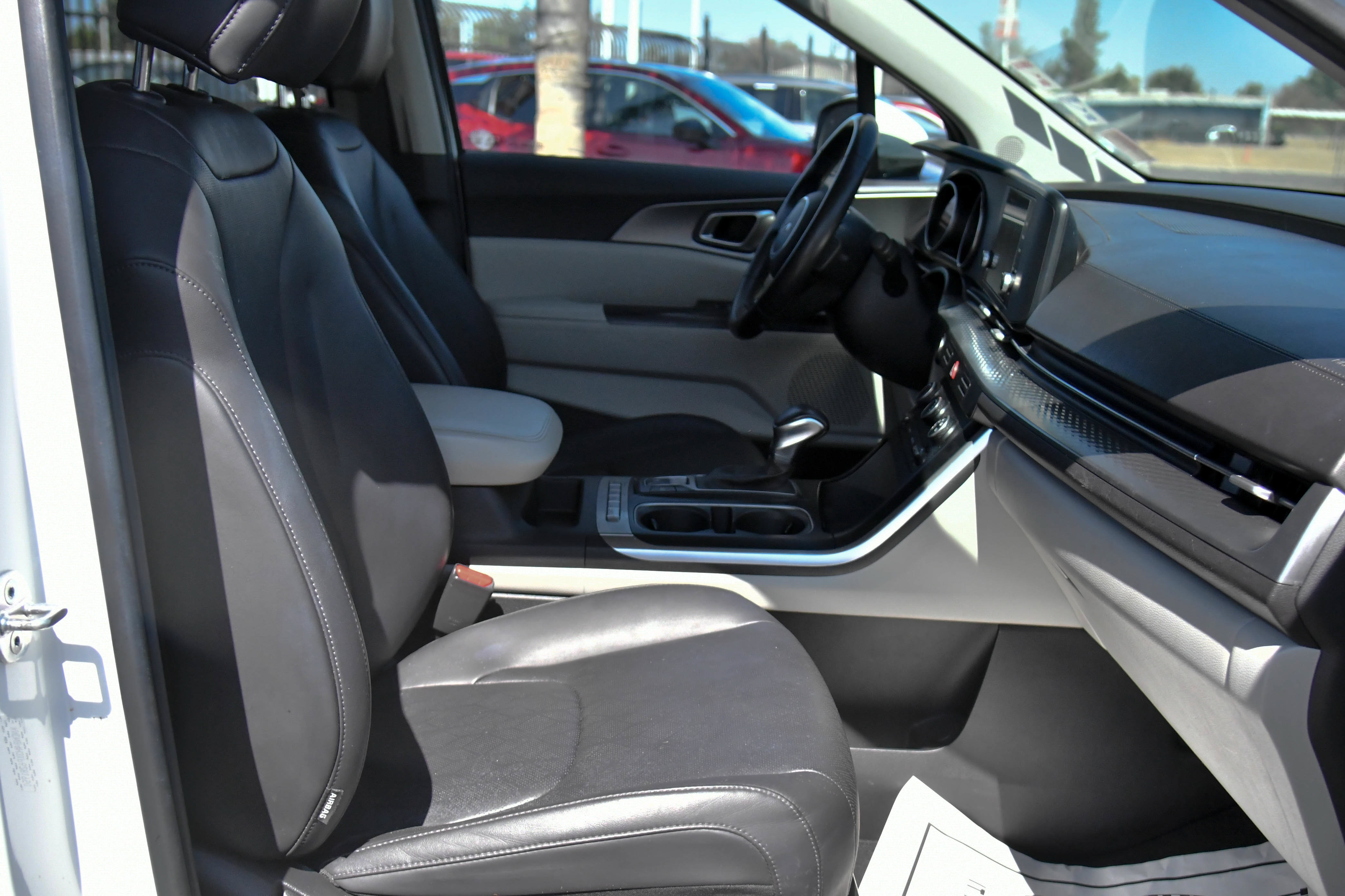 Used 2023 Kia Carnival LX FWD image 49