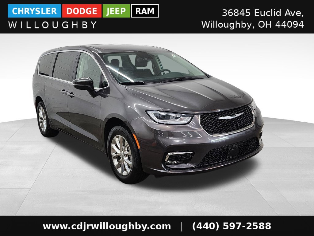 Used 2023 Chrysler Pacifica Touring-L AWD/4WD image 3
