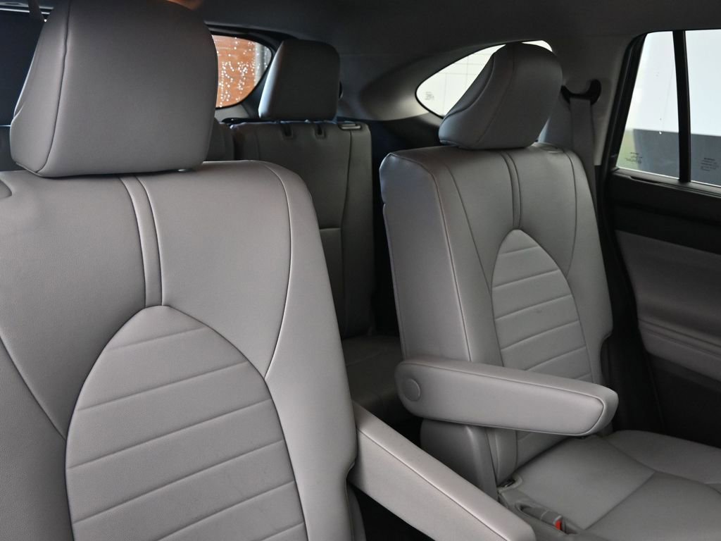Used 2022 Toyota Highlander XLE image 15