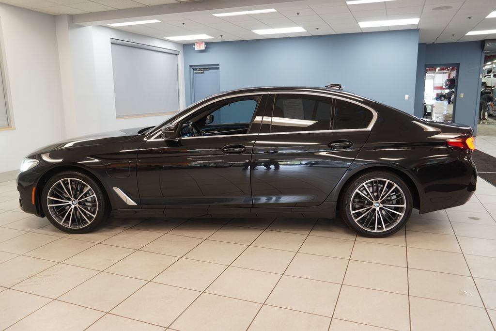 Used 2021 BMW 530e xDrive w/ Parking Assistance Package AWD/4WD image 2