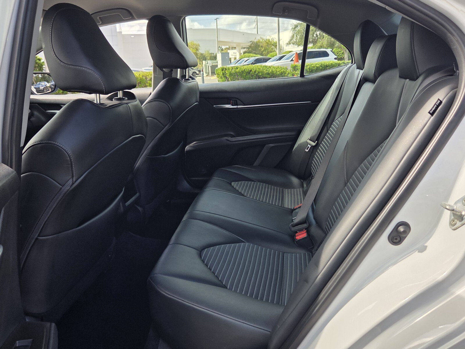 Used 2023 Toyota Camry SE FWD image 11