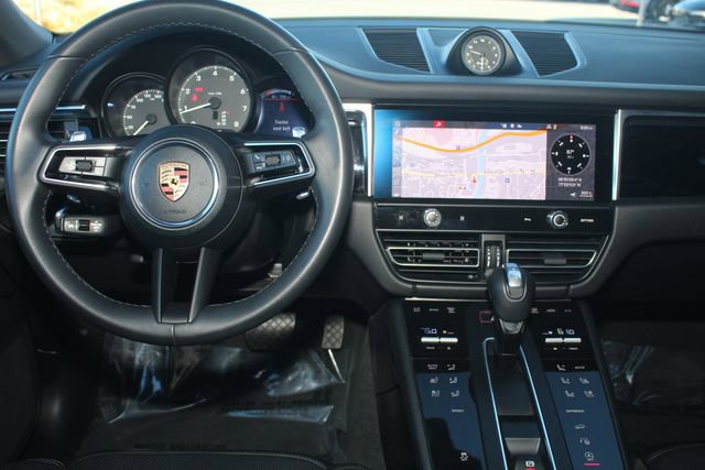 Certified 2023 Porsche Macan image 6