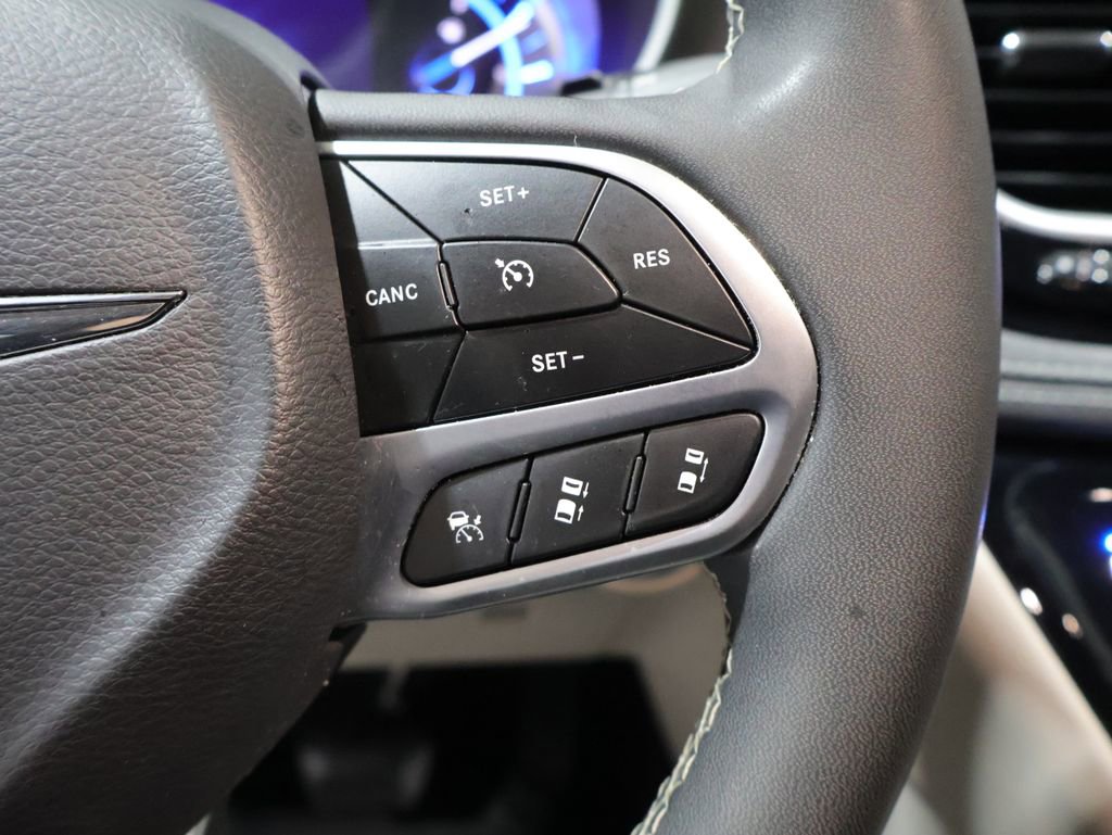 Certified 2024 Chrysler Pacifica Select image 41