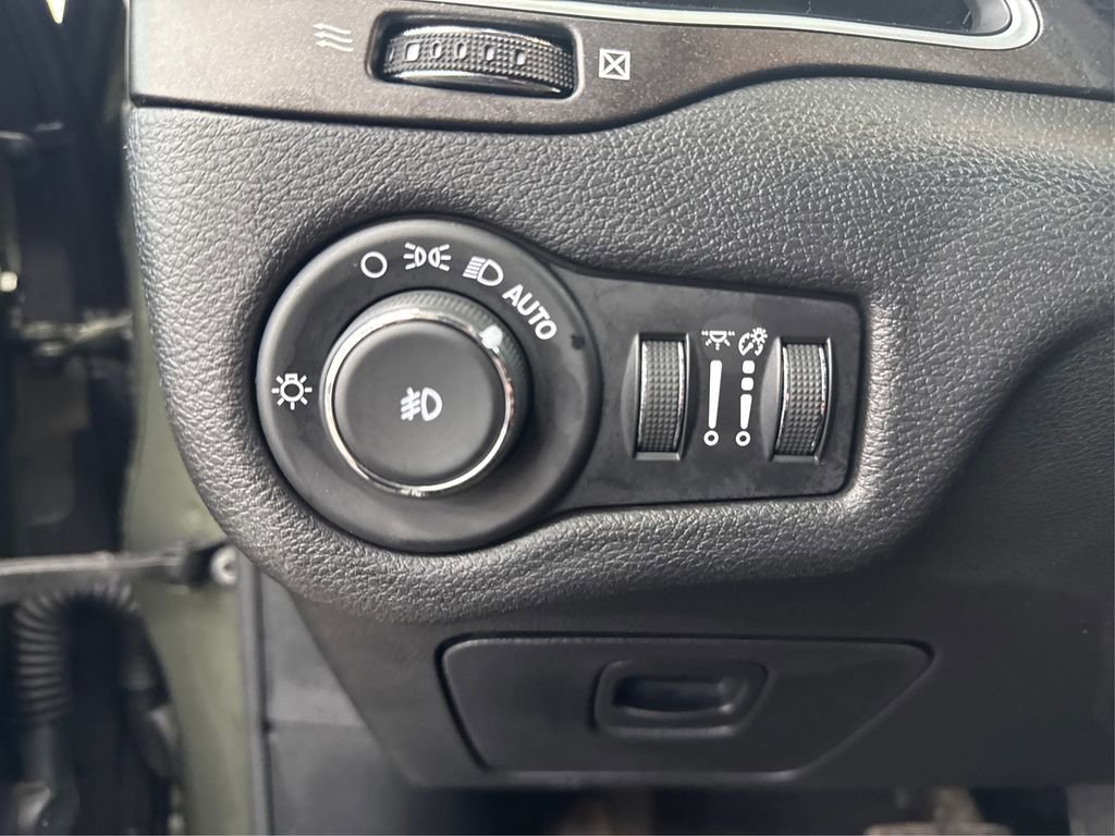 Used 2020 Jeep Cherokee Trailhawk image 24