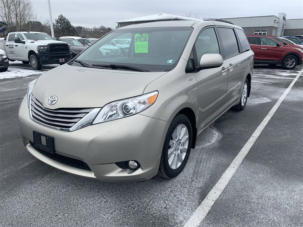 Used 2017 Toyota Sienna XLE Premium image 4