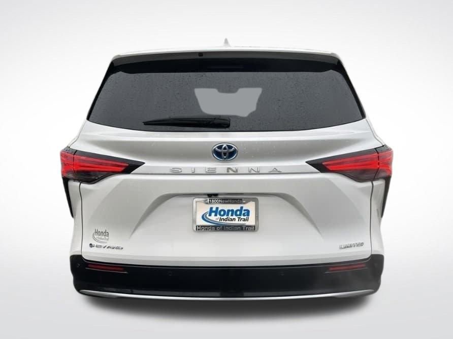 Used 2025 Toyota Sienna Limited image 7