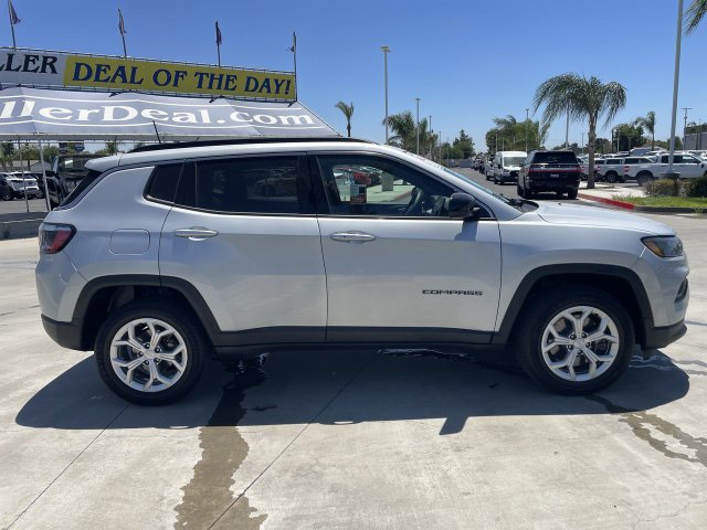 Used 2024 Jeep Compass Latitude AWD/4WD image 9