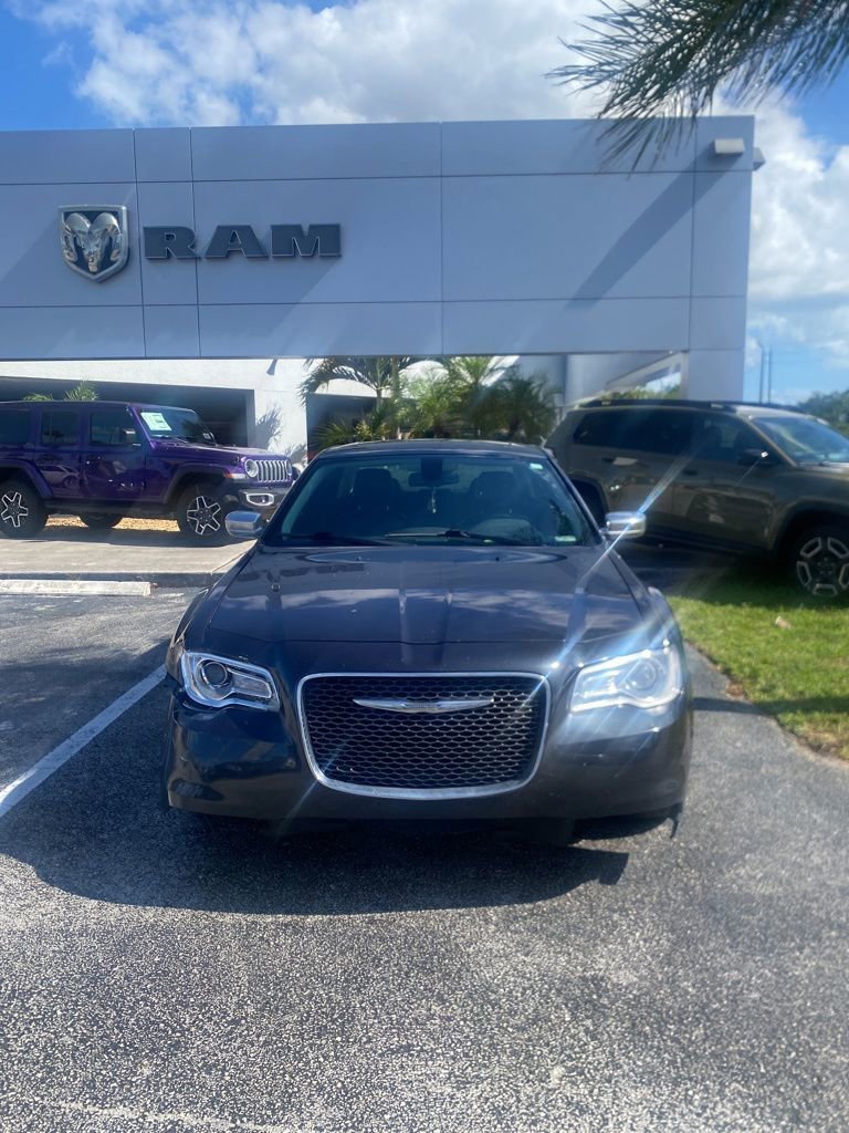 Used 2017 Chrysler 300 C RWD image 2