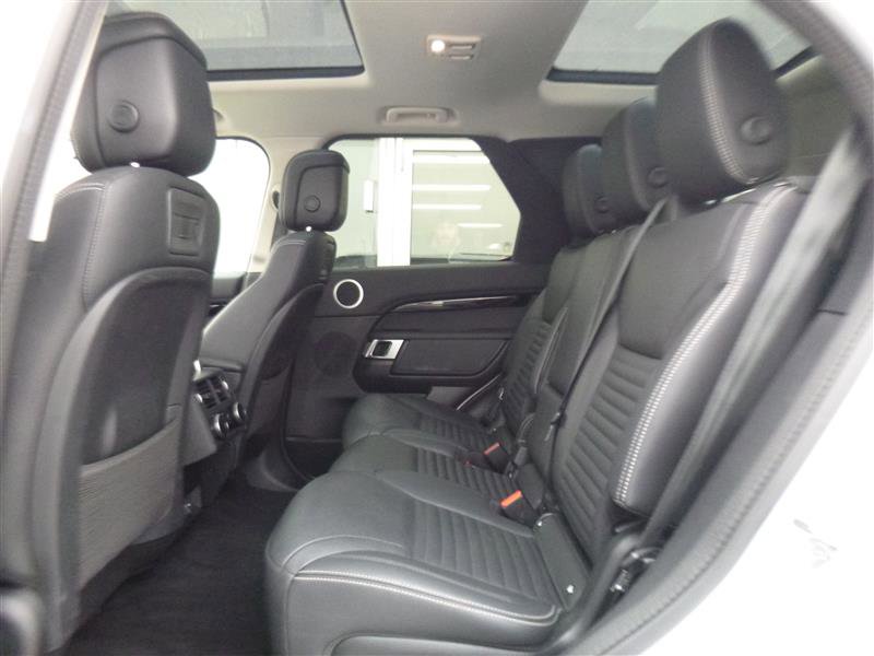 Used 2024 Land Rover Discovery S image 6